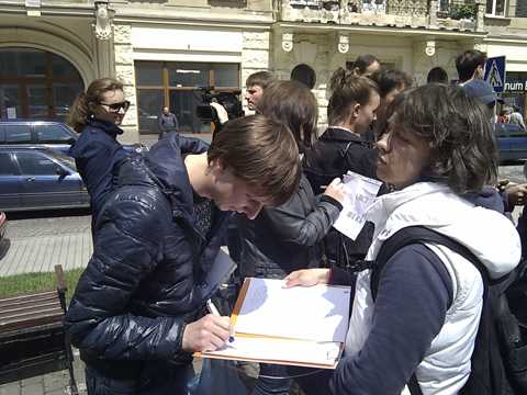 Сергій Бобра збирає підписи під зверненням