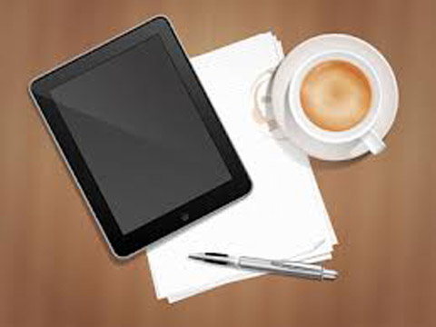 Робочий стіл: планшет, горня кави, записник, ручка