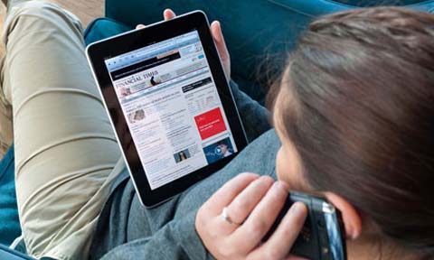 Жінка читаєна планшеті онлайн-газету 